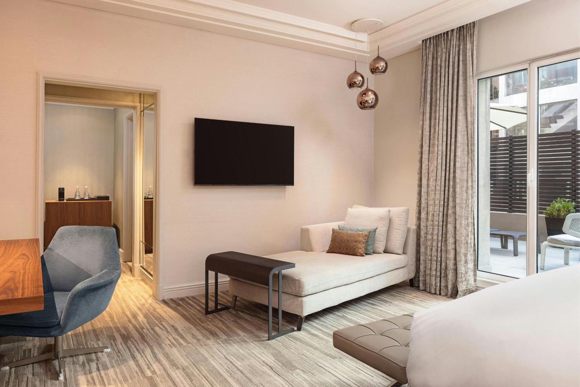 Deluxe King Room Terrace Club Lounge Access